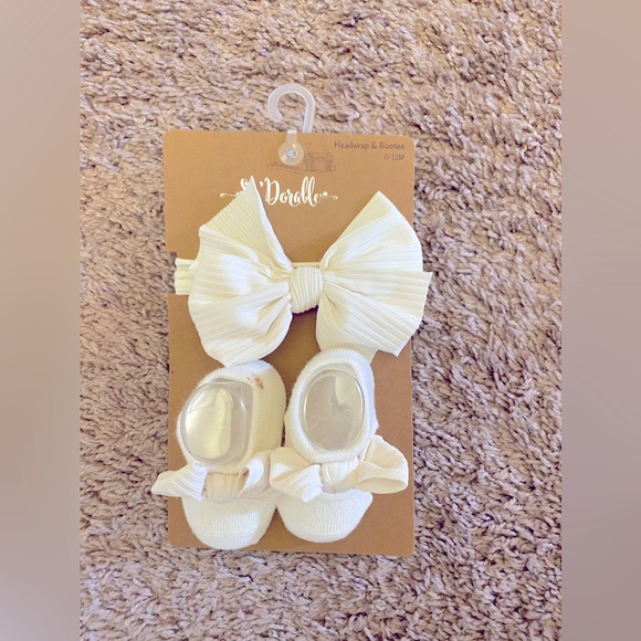 NEWBORN BOOTIES AND MATCHING HAIR BAND NWT - Picture 2 of 3